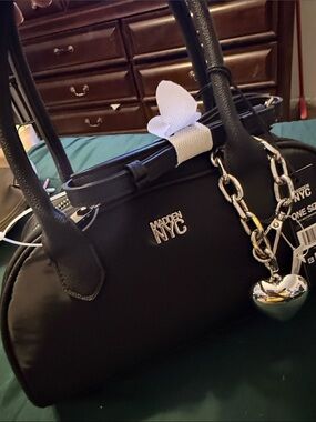 😳Madden NYC Black Dome PURSE with Heart Charm😻